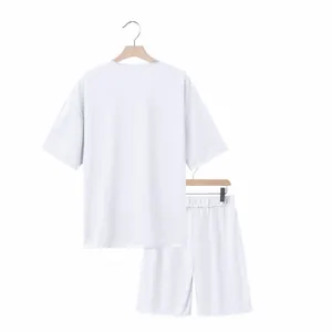 Conjunto minimalista blanco de camiseta de algodón pesado y pantalones cortos hombre.