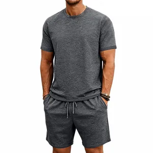 Vorderansicht des grauen Freizeit-Zweiteilers für Herren mit T-Shirt und Shorts.