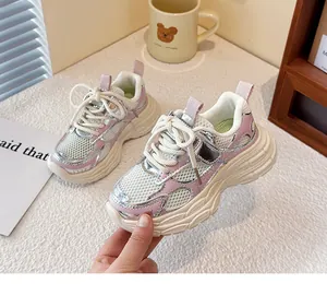 Primer plano que muestra la malla transpirable y el acabado metálico de estas zapatillas rosas