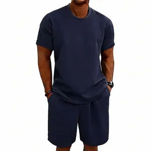 Detalle de conjunto casual para hombre en algodón pesado azul marino con camiseta y pantalón corto