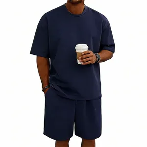 Vista detallada del conjunto de camiseta y pantalón de algodón pesado azul marino