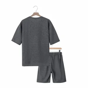 Rückansicht des lockeren dunkelgrauen zweiteiligen Kurzarm-T-Shirts und Shorts-Sets