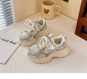 Vista detallada de las zapatillas de malla para niños con gruesos detalles plata