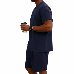 Vista lateral del conjunto de camiseta y pantalones cortos casuales azul marino