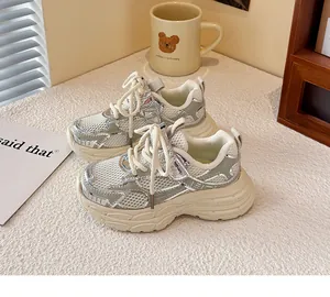 Primer plano de zapatillas de malla plateada para niños con suelas gruesas en un entorno acogedor