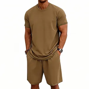 Detailansicht für minimalistisches olivgrünes Herren-Set aus T-Shirt und passenden Shorts