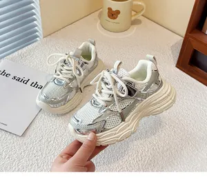Detalle de las zapatillas chunky de malla transpirable para niños con capas plateadas