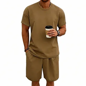 Lässiges khakifarbenes Zweiteiler-Set für Herren mit schwerem Baumwoll-T-Shirt