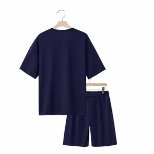Vista trasera de un conjunto de camiseta y pantalones cortos para hombre en azul marino