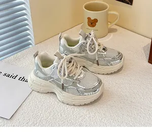 Detalle de zapatillas chunky para niños en malla transpirable color gris y plata