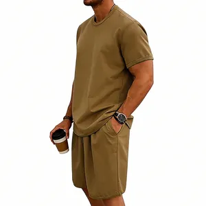 Detailansicht eines khaki Herren-Freizeitsets aus schwerer Baumwolle in lockerer Form