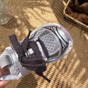Nahaufnahme von atmungsaktiven lila Mesh-Chunky-Sneakern für Kinder mit dicken lila Schnürsenkeln
