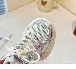 Primer plano detallado de la malla transpirable y adornos plateados en zapatillas de niños.