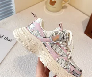 Vista detallada de las zapatillas deportivas de malla rosa y plata para niños y niñas