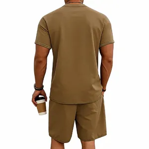 Rückansicht eines schweren Baumwoll-Zweiteilers für Herren mit Oversized-T-Shirt und Shorts