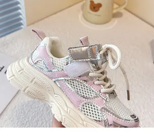 Primer plano de zapatillas de malla para niños en rosa y plata con suelas gruesas