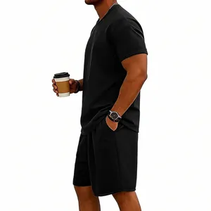 Detalle lateral de un conjunto de camiseta y pantalones cortos de algodón negro hombre
