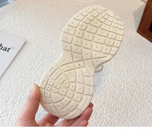 Detalle de la suela de goma antideslizante para zapatillas de running infantiles nuevas