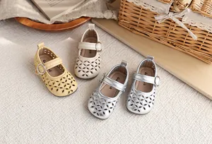 Sandales Mary Jane ajourées pour fillettes en coloris jaune, beige et argent.
