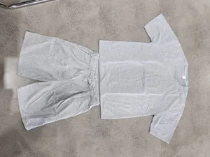 Draufsicht auf ein hellgraues, schweres Baumwoll-Herren-Lounge-T-Shirt- und Shorts-Set