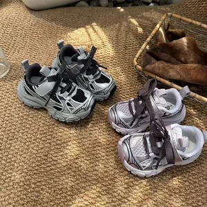 Detailansicht der atmungsaktiven Kinder-Mesh-Sneaker in zwei stilvollen Farbkombinationen