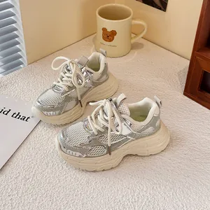 Zapatillas chunky infantiles de malla transpirable en crema y plata para la primavera