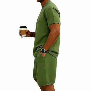 Vista lateral detallada del conjunto de camiseta y pantalón corto verde para hombre