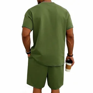 Vista trasera de conjunto relajado para hombre de felpa de algodón verde oliva y short