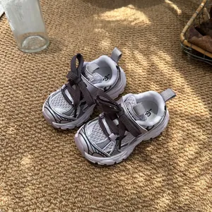 Detailansicht der atmungsaktiven Mesh-Sneaker für Kinder in Silber mit dunklen Schnürsenkeln