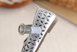 Vue détaillée des sandales Mary Jane argentées ajourées pour petites filles chic