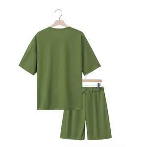 Vista posterior de un conjunto deportivo de algodón verde oliva para hombre y shorts.