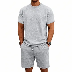 Conjunto gris para hombre de rizo pesado con camiseta de manga corta y pantalones cortos