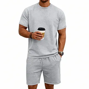 Detalle de conjunto deportivo casual gris para hombre con camiseta de cuello redondo y short