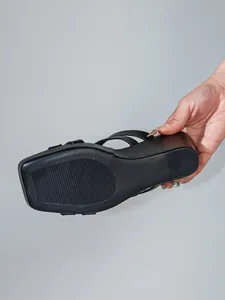 Onderaanzicht van zwarte sleehaksandalen met antislipzool en duidelijke maatmarkering 37