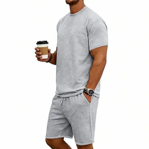 Conjunto informal de camiseta y pantalones cortos grises para hombre en modelo.