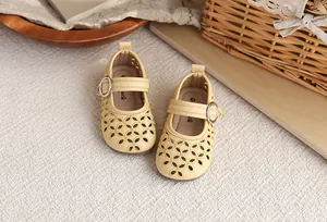 Vue détaillée de sandales Mary Jane jaunes en similicuir ajouré pour petites filles.
