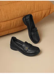 Breathable black leather loafers for women with decorative cut-out patterns and flower buckle