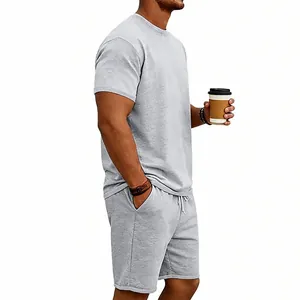 Vista lateral del conjunto informal de algodón pesado gris para hombre corto