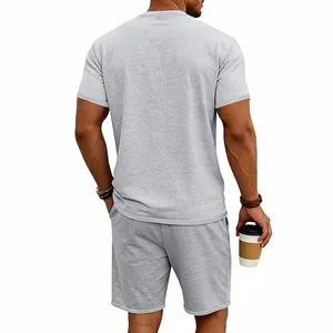 Vista posterior detallada de un conjunto para hombre de camiseta y pantalón corto gris