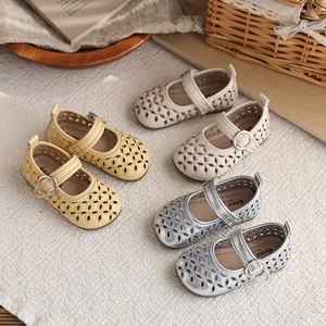 Sandales Mary Jane ajourées pour filles en jaune beige et argent avec motif floral