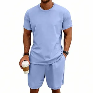 Detalle del conjunto de camiseta y pantalón corto de algodón azul para hombre.
