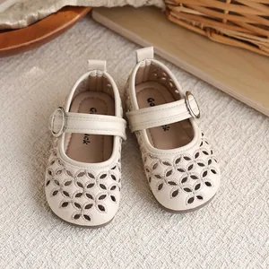 Sandales Mary Jane élégantes en beige ajouré pour filles avec semelles souples et douces