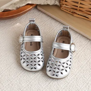 Sandales Mary Jane argentées pour filles avec semelle souple et joli design ajouré