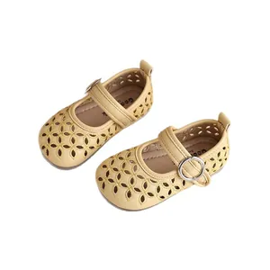 Sandales Mary Jane beige découpées au laser pour tout-petits avec semelles souples