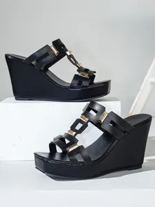 Stijlvolle zwarte sleehak sandalen met gouden noppen en vierkante neus design
