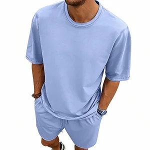 Vista detallada del conjunto de camiseta y pantalones cortos de verano para hombre en azul.