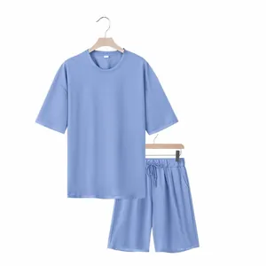 Conjunto de camiseta oversize de cuello redondo y pantalones cortos azul claro