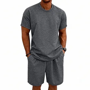 Vista detallada del conjunto deportivo gris de rizo pesado para hombre de verano