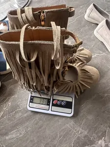 Detail von Wildleder-Fransenstiefeln, die ein Gewicht von 333 g auf der Waage zeigen.