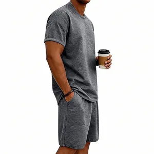 Vista lateral de un conjunto de camiseta y pantalones cortos de algodón gris para hombre.
